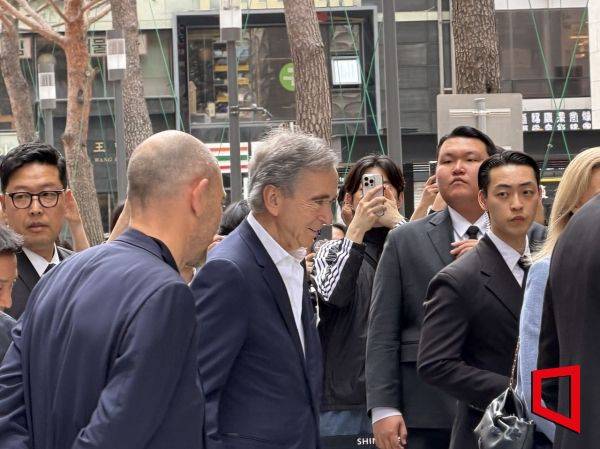 베르나르 아르노 루이뷔통모에헤네시(LVMH) 회장이 11일 오후 12시35분께 서울 소공동 신세계백화점 본점으로 들어가고 있다. 한예주 기자