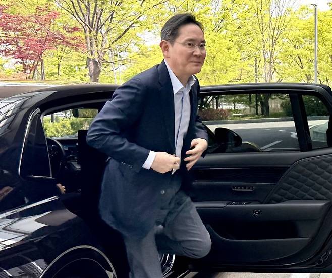 이재용 삼성전자 회장이 인도·베트남 경제사절단 동행을 위해 지난달 19일 서울 강서구 서울김포비즈니스항공센터(SGBAC)를 통해 출국하고 있다. 연합뉴스