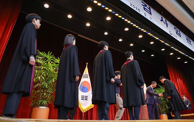 지난 7일 경기 과천시 정부과천청사 법무부에서 열린 2026 신임검사 임관식에서 신임검사들이 임명장을 수여받고 있다. /뉴스1