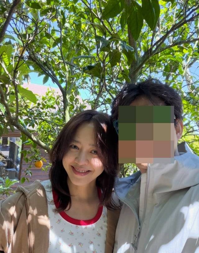 배우 강성연이 공개한 남편과 함께 찍은 사진. 남편 모습은 모자이크 처리했다. /강성연 인스타그램