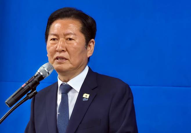 정청래 더불어민주당 대표가 지난 9일 오전 세종시 나성동에서 열린 조상호 세종시장 후보의 선대위 발족식에 참석해 축사하고 있는 모습. 정 대표는 이날 고 노무현 전 대통령과 고 이해찬 국무총리를 여러 차례 언급하며 행정수도 특별법 처리 등 중앙 차원의 지지를 약속했다. /뉴스1