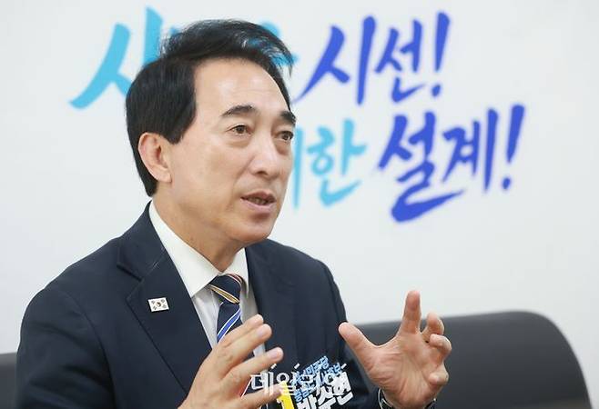 박수현 더불어민주당 충남도지사 후보가 10일 충남 천안시 서북구 선거사무실에서 데일리안과 인터뷰를 갖고 있다. ⓒ데일리안 방규현 기자