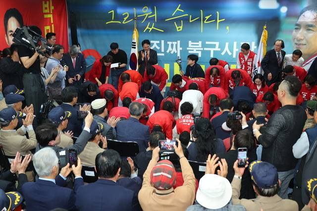 국민의힘 장동혁 당대표와 참석자들이 지난 5월 10일 오후 부산 북구에서 열린 박민식 부산 북갑 국회의원 보궐선거 후보 선거사무소 개소식에서 인사하고 있다. [연합뉴스]