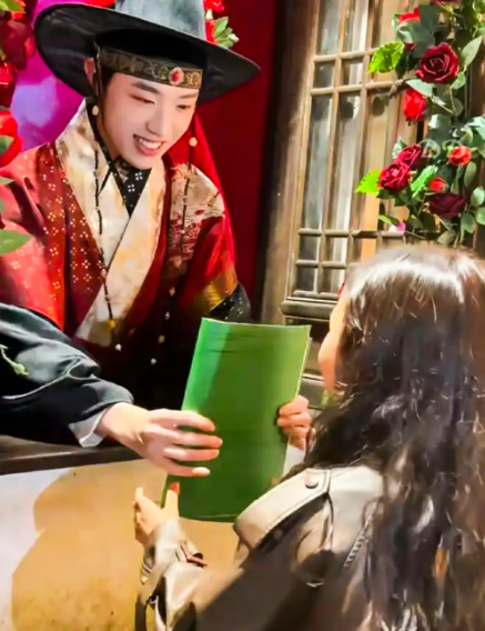중국의 한 관광 명소에서 남성 공연자가 여성 방문객에게 이른바 '사탕 키스' 퍼포먼스를 진행한 사실이 알려지며 온라인에서 찬반 논쟁이 이어지고 있다. 사진=SCMP