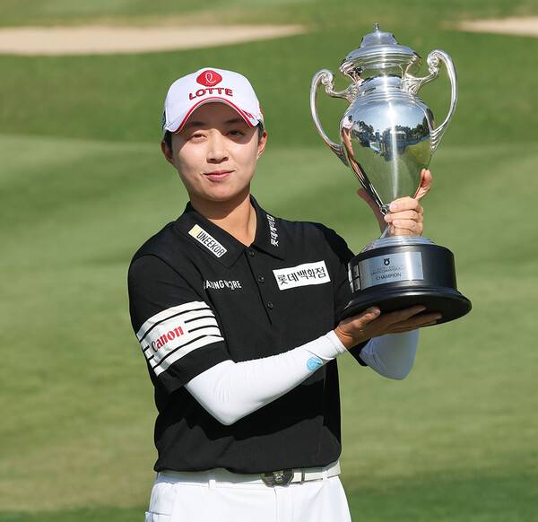박현경 프로와 접전 끝에 2026년 한국여자프로골프(KLPGA) 투어 NH투자증권 레이디스 챔피언십 우승을 차지한 김효주 프로가 우승 트로피를 들고 기념 촬영하는 모습이다. 사진제공=KLPGA. (사진을 무단으로 사용하지 마십시오.)
