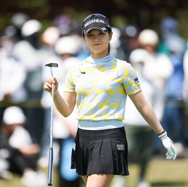 김효주 프로와 접전 끝에 2026년 한국여자프로골프(KLPGA) 투어 NH투자증권 레이디스 챔피언십 준우승을 기록한 박현경 프로가 최종라운드에서 경기하는 모습이다. 사진제공=KLPGA. (사진을 무단으로 사용하지 마십시오.)