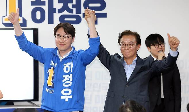 하정우(왼쪽) 더불어민주당 부산 북구갑 국회의원 보궐선거 후보가 10일 부산 북구의 한 건물에서 자신의 선거사무소 개소식을 열고 전재수 부산시장 후보와 손을 잡고 지지자들에게 인사하고 있다. 뉴시스