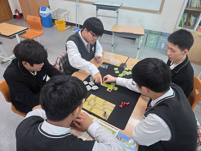 경북 울진군 한국원자력마이스터고 학생들이 1일 여가 시간에 보드게임을 즐기고 있다. 원자력마이스터고 제공