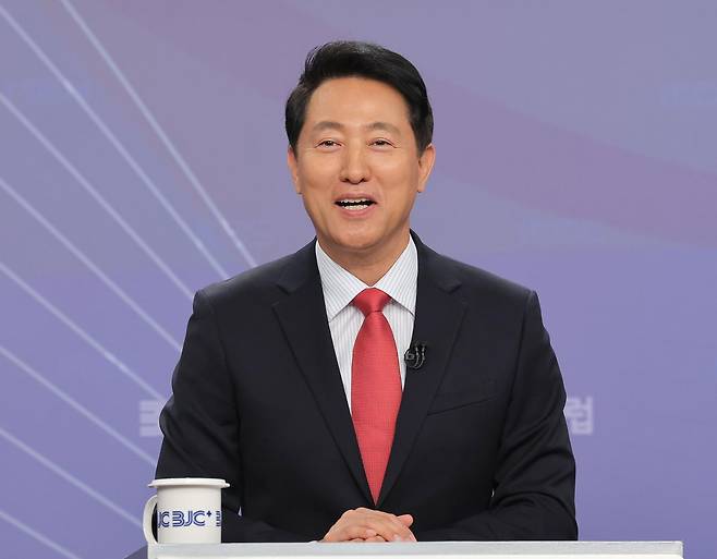 국민의힘 오세훈 서울시장 후보가 11일 경기 고양시 MBN 미디어센터에서 열린 한국방송기자클럽 초청 토론회에 앞서 리허설을 하고 있다. 연합뉴스