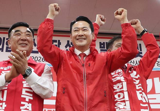 장동혁 국민의힘 대표가 11일 국민의힘 울산시당사에서 열린 선대위 발대식 및 후보자 공천장 수여식에 참석해 승리를 다짐하고 있다. 뉴스1