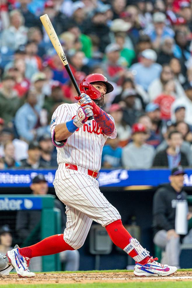 <yonhap photo-3254=""> Philadelphia Phillies' Kyle Schwarber follows through on a three run homer in the third inning of a baseball game against the Colorado Rockies, Saturday, May 9, 2026, in Philadelphia. (AP Photo/Laurence Kesterson)/2026-05-10 08:49:49/ <저작권자 ⓒ 1980~2026 ㈜연합뉴스. 무단 전재 재배포 금지, AI 학습 및 활용 금지></yonhap>