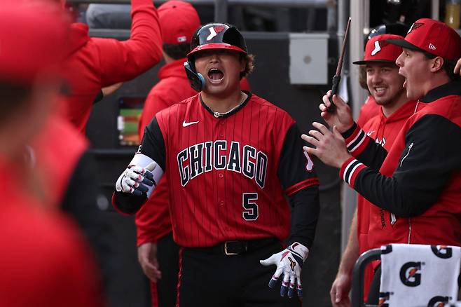 <yonhap photo-2888=""> CHICAGO, ILLINOIS - MAY 8: Munetaka Murakami #5 of the Chicago White Sox celebrates with teammates in the dugout after hitting a home run during the first inning against the Seattle Mariners at Rate Field on May 8, 2026 in Chicago, Illinois. Geoff Stellfox/Getty Images/AFP (Photo by Geoff Stellfox / GETTY IMAGES NORTH AMERICA / Getty Images via AFP)/2026-05-09 12:06:32/ <저작권자 ⓒ 1980~2026 ㈜연합뉴스. 무단 전재 재배포 금지, AI 학습 및 활용 금지></yonhap>
