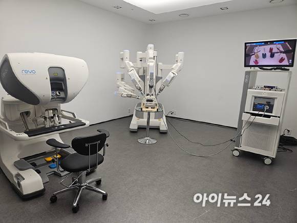미래컴퍼니 서울 사무소 데모룸에 배치된 △마스터콘솔(왼쪽부터) △OP 카트 △비전 카트 [사진=설재윤 기자]