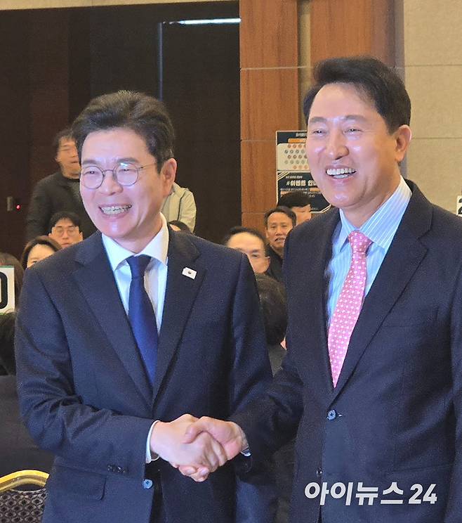 오세훈 서울시장(오른쪽)과 정원오 더불어민주당 서울시장 후보가 지난달 22일 서울 용산구 백범김구기념관 컨벤션홀에서 열린 서울시사회복지사협회 창립 40주년 기념식에서 인사하고 있다.