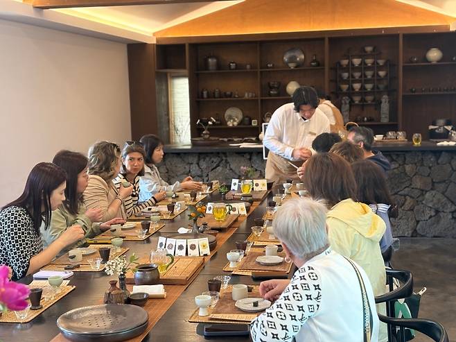 캐나다 여행업계 관계자들이 제주 로컬 차 문화를 체험하는 티 클래스 프로그램에 참여하고 있다. (제주관광공사 제공)