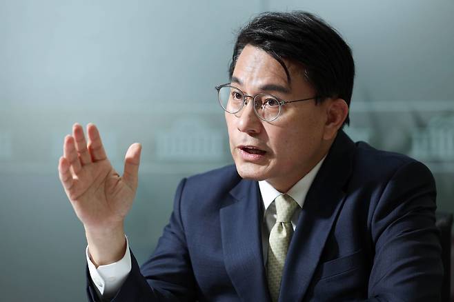 윤상현 국민의힘 의원이 7일 국회 의원회관 사무실에서 중앙일보와 인터뷰하고 있다. 임현동 기자