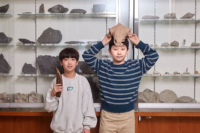 화석과 공룡 연구를 통해 지구 생태계 변화를 알게 되는 점이 신기했다는 송유준(왼쪽)·김도윤 학생기자.