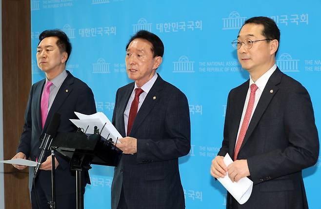 국민의힘 소속 국회 외교통일위원회 김기현(왼쪽부터) 의원, 김석기 위원장, 김건 간사. 연합뉴스