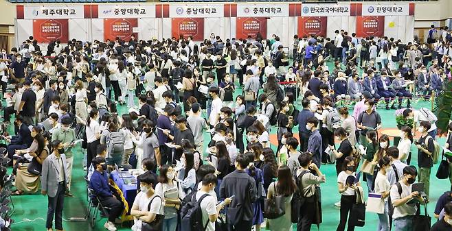 지난 2022년 서울 한양대 올림픽체육관에서 열린 법학전문대학교 공동입학설명회에서 학생들이 각 대학교 상담창구에서 입학상담을 받고 있다./사진=김병언 기자