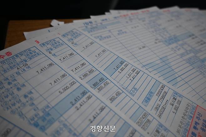 최근 충남 논산시에서 만난 이집트 국적 A씨가 진료 영수증을 보여주고 있다. 강한들 기자