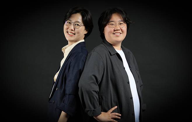 제27회 전주국제영화제 폐막작 <남태령> 김현지 감독(왼쪽)과 출연자 김후주씨가 지난달 28일 서울 경향신문사 스튜디오에서 포즈를 취하고 있다. 서성일 선임기자
