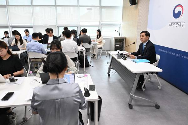 구윤철 부총리 겸 재정경제부(재경부) 장관이 11일 정부세종청사에서 재경부 출입기자단과 간담회를 하고 있다. 재경부 제공