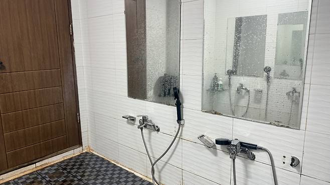 Shower room [WOO JI-WON]