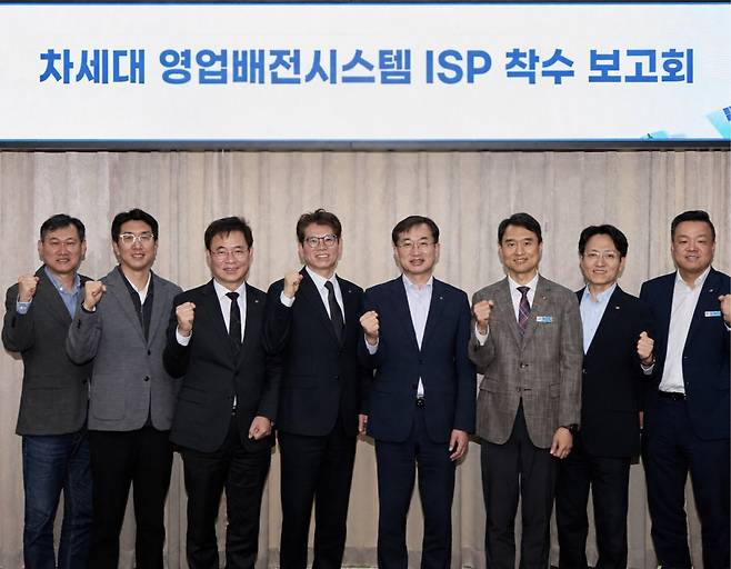 [사진] LG CNS 공공·통신·교육AX사업담당 이호군 상무(왼쪽 4번째)와 한국전력 백우기 영업본부장(오른쪽 4번째) 등 관계자들이 착수보고회에서 기념사진을 촬영하는 모습