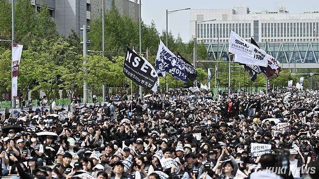 삼성전자 노조가 23일 경기 평택시 삼성전자 평택사업장 앞에서 열린 ‘투명하게 바꾸고, 상한폐지 실현하자-4/23 투쟁 결의대회’에서 구호를 외치고 있다. 남동균 인턴기자