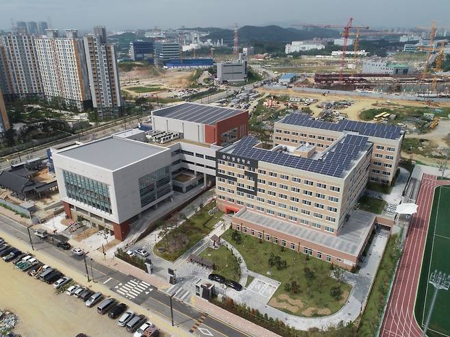 경기도 화성시 다원중학교 건물 옥상에 설치된 태양광 설비 전경. 공공학교를 중심으로 태양광 보급이 확대되는 가운데 일부 정책 변화로 적용 축소 논란이 제기되고 있다.