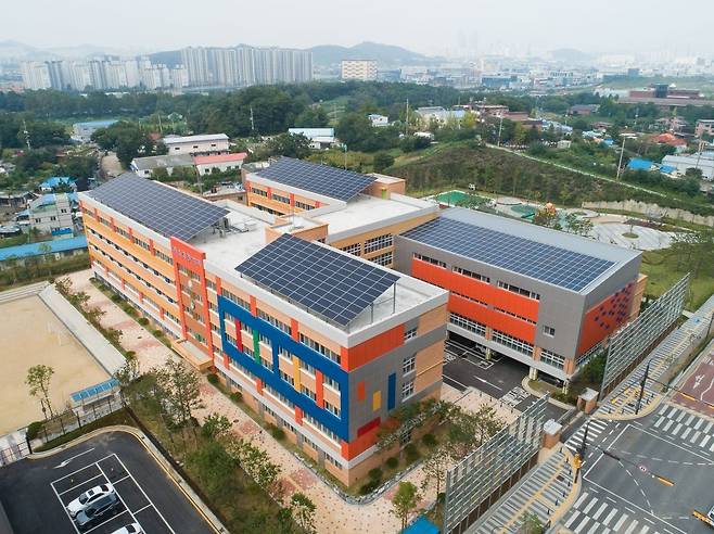 경기도 오산시 다온초등학교 건물 옥상에 설치된 태양광 발전 설비. 정부는 학교 태양광 보급 확대를 추진하고 있지만, 일부 교육청에서는 적용 축소 움직임이 나타나 정책 엇박자 논란이 커지고 있다.