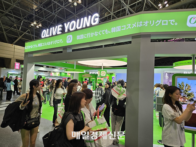 올리브영이 케이콘 재팬 2026에서 처음 선보인 처음 선보인 ‘올리브영 페스타 JAPAN 2026’ 공간에서 사람들이 체험하고 있다. [도쿄 이승훈 특파원]