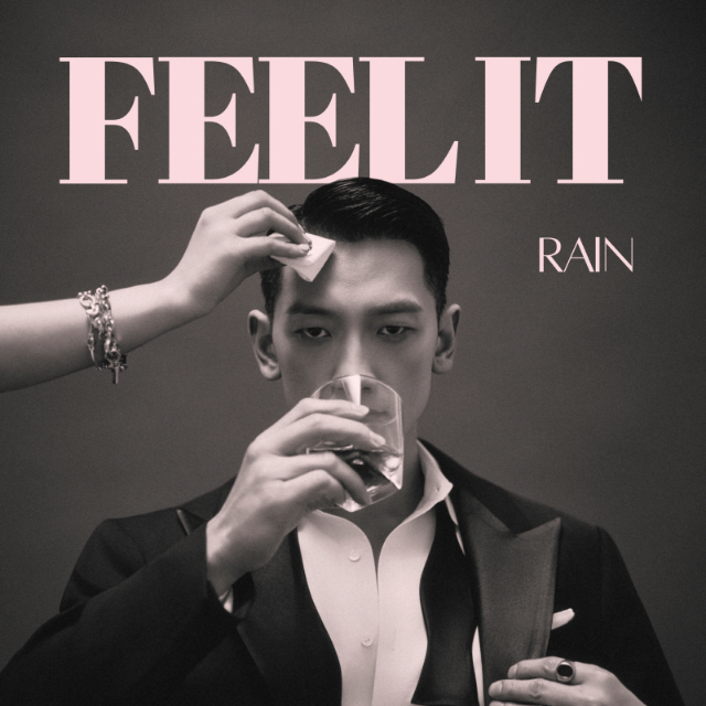 가수 비(RAIN, 정지훈)가 기존의 화려한 무대 대신 편안한 감성을 강조한 신곡으로 돌아온다.