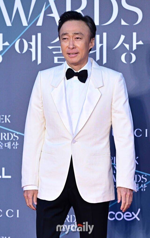 영화 ‘어쩔수가없다’로 영화 부문 남자 조연상을 거머쥔 이성민은 무대에 올라 같은 작품에서 호흡을 맞춘 염혜란의 수상 불발에 대해 거침없는 감정을 쏟아냈다./마이데일리DB