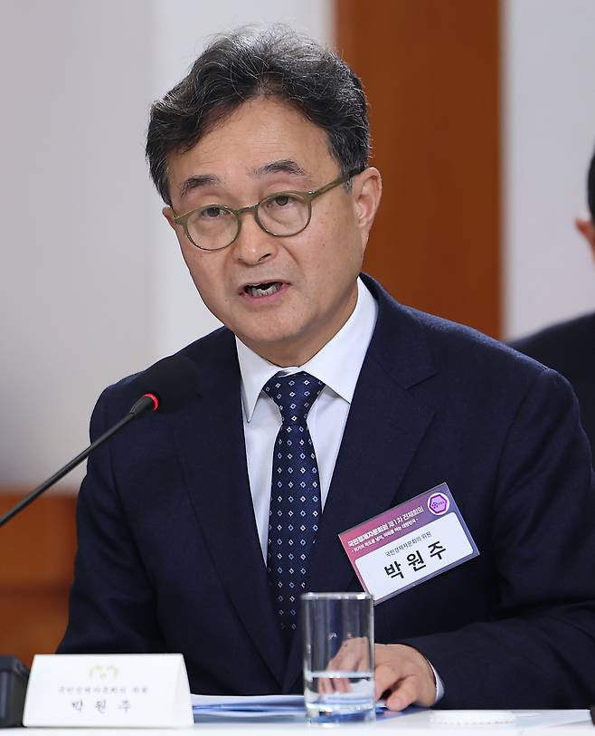 박원주 국민경제자문회의 위원이 지난달 9일 청와대에서 열린 제1차 전체 회의에서 발표하고 있다. [연합]