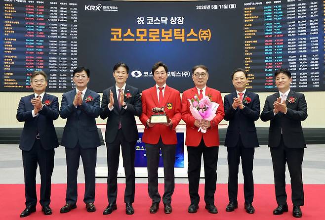한국거래소 코스닥시장본부는 11일 오전9시 서울 여의도 사옥 홍보관에서 코스모로보틱스 상장기념식을 개최했다. (왼쪽부터) 박종식 한국IR협의회 부회장, 안승근 코스닥협회 부회장, 민경욱 한국거래소 코스닥시장본부장, 오주영 코스모로보틱스 대표, 강곤 코스모로보틱스 대표, 고경모 유진투자증권 대표, 김형진 NH투자증권 IB사업부 대표. (사진=한국거래소 제공) photo@newsis.com  *재판매 및 DB 금지