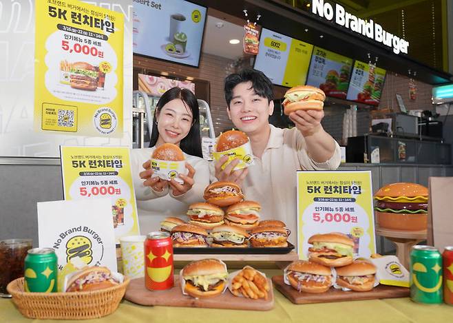 [서울=뉴시스] 추상철 기자 = 15일 서울 성동구 노브랜드 버거 성수랩점에서 모델들이 노브랜드 버거가 고객들의 점심값 부담을 줄이기 위해 진행하는 ‘5K 런치타임’ 메뉴를 소개하고 있다. 노브랜드 버거는 16일부터 22일까지 점심시간(오전 11시~오후 2시) 동안 어메이징 더블, 시그니처, 메가바이트, 오리지널 새우, 코울슬로 치킨 등 인기메뉴 세트 5종을 5000원에 판매한다. (사진= 신세계푸드 제공) 2026.03.15. photo@newsis.com *재판매 및 DB 금지