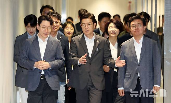 [서울=뉴시스] 국회사진기자단 = 정원오 더불어민주당 서울시장 후보(가운데)가 11일 서울 마곡동 LG사이언스파크를 방문해 임우형 LG AI연구원장(왼쪽)과 대화를 하며 이동하고 있다. 2026.05.11. photo@newsis.com