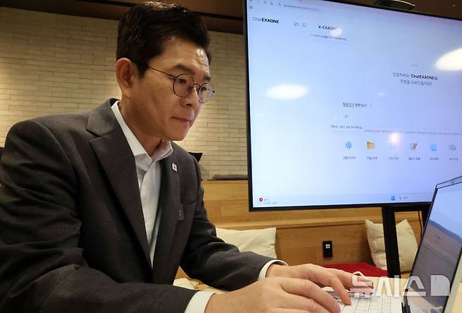 [서울=뉴시스] 국회사진기자단 = 정원오 더불어민주당 서울시장 후보가 11일 서울 마곡동 LG사이언스파크를 방문해 LG AI연구원이 개발한 챗 엑사원(EXAONE)을 체험하고 있다. 2026.05.11. photo@newsis.com