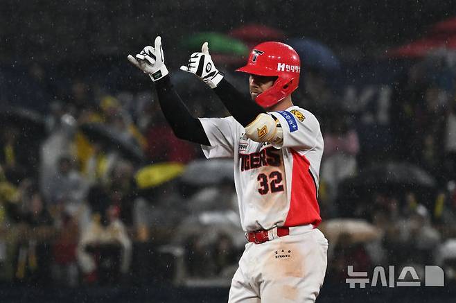 [광주=뉴시스] 이영주 기자 = 3일 오후 광주 북구 광주-기아챔피언스필드에서 열린 2026 신한 SOL KBO리그 NC다이노스 대 KIA타이거즈의 경기. 8회 말 KIA 데일이 우익수 오른쪽 2루타를 날린 뒤 세리머니하고 있다. 2026.04.03. leeyj2578@newsis.com