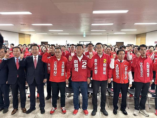 [청주=뉴시스] 11일 오후 충북 청주시 흥덕구 국민의힘 충북도당사 강당에서 열린 국민의힘 충북도당 선거대책위원회 발대식에서 6.3 지방선거 후보자와 선대위 관계자들이 파이팅을 하고 있다.(사진=국민의힘 충북도당 제공) 2026.05.11. photo@newsis.com *재판매 및 DB 금지
