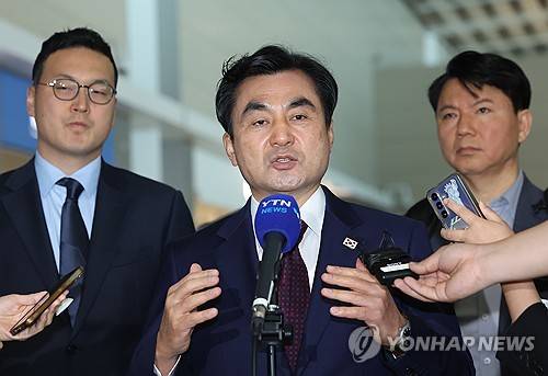 미국 방문하는 안규백 국방부 장관 (영종도=연합뉴스) 이진욱 기자 = 미국을 방문하는 안규백 국방부 장관이 10일 인천국제공항 제2터미널에서 취재진 질문에 답하고 있다. 2026.5.10 cityboy@yna.co.kr
