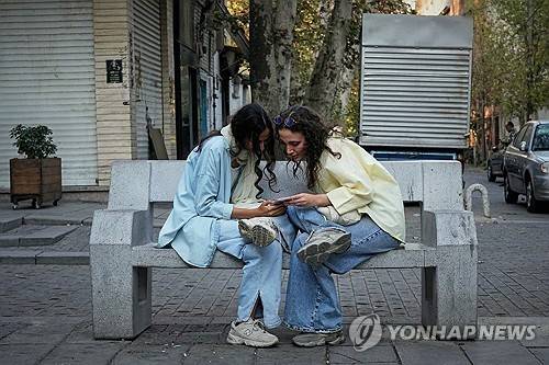 스마트폰 쓰는 이란 여성들 [테헤란 AP=연합뉴스 제공]