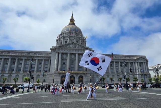 ▲샌프란시스코 시청 앞 광장 공연 모습 ⓒ이천문화재단