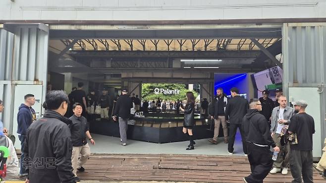정부는 환경을 만들고 창의적 결정은 민간이 주도해야 제2, 제3의 성수동이 나올 수 있다. 사진은 지난해 10월 서울 성동구 성수동에 마련된 팔란티어 팝업스토어. 서울신문 DB