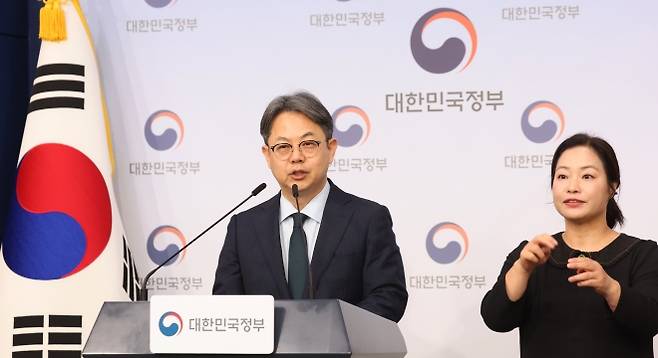 공무원 5급 조기승진제 올해부터 도입 - 김성훈 인사혁신처 차장이 11일 오후 서울 종로구 정부서울청사 별관에서 공무원 임용령 개방형 공모직위 규정, 전문직공무원 인사규정 개정안 브리핑을 하고 있다.  뉴스1