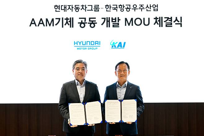 장재훈 현대차그룹 부회장(왼쪽)과 김종출 KAI 사장이 미래 항공 모빌리티 기체 공동 개발을 위한 업무협약을 체결한 후 기념 촬영을 하고 있다. ⓒKAI 제공