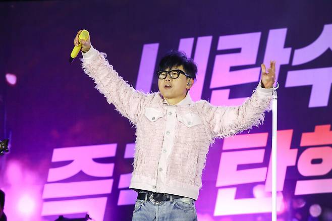 가수 이승환이 2024년 12월13일 오후 서울 영등포구 산업은행 본점 앞에서 열린 '내란수괴 윤석열 즉각 탄핵! 즉각 체포! 탄핵촛불문화제'에서 공연을 하고 있다. ⓒ시사저널 임준선
