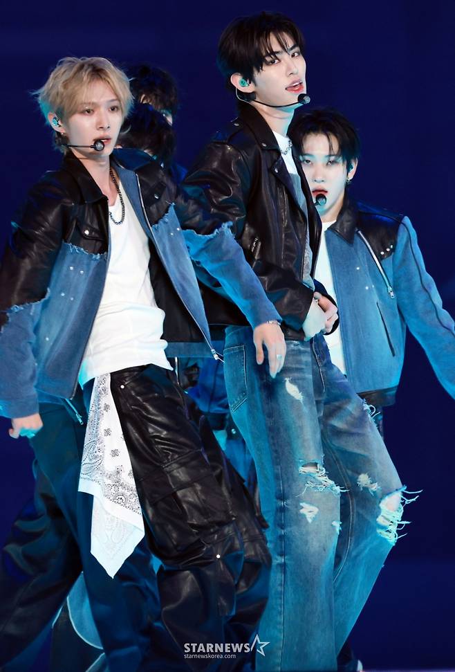 그룹 킥플립이 2025년 12월 7일 가오슝 내셔널 스타디움에서 진행된 스타뉴스 주최 '10주년 아시아 아티스트 어워즈 2025(10th Anniversary Asia Artist Awards 2025, '10주년 AAA 2025')를 기념하는 'ACON 2025'에서 멋진 무대를 선보이고 있다.   'ACON 2025'는 'AAA'의 10주년을 기념하고 함께 축하하는 의미에서 열리는 페스타로, 배우 이준영과 i-dle(아이들) 슈화, 크래비티 앨런, 키키 수이가 MC를 맡아 'ACON 2025'를 이끌고 넥스지(NEXZ), 아홉(AHOF), 애쉬 아일랜드(Ash Island), 에이티즈(ATEEZ), 우즈(WOODZ), 이이경, 최예나(YENA), 키스오브라이프(KISS OF LIFE), 키키(KiiiKiii), 킥플립(KickFlip), 크래비티(CRAVITY), 싸이커스(xikers), SB19(에스비나인틴), QWER(큐더블유이알) 등이 출연했다. /2025.12.07 /사진=임성균 tjdrbs23@