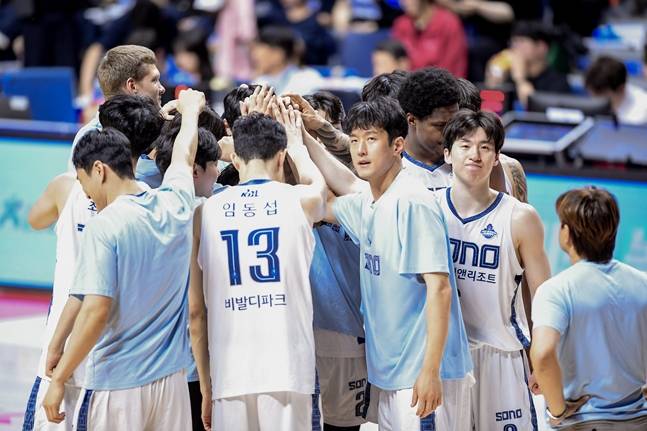 정희재와 고양 소노 선수단. /사진=KBL 제공